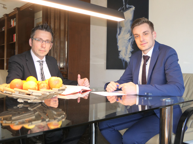 Rechtsanwälte bei einer Besprechung zu einer Abmahnung